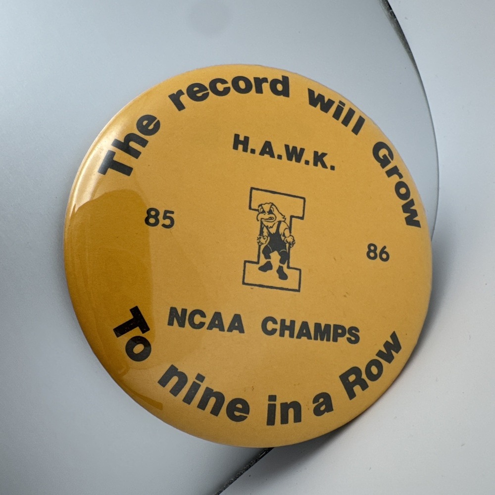 Iowa Hawkeyes Wrestling 1985 1986 Record Nine in a Row ~ Button Pin ~ 3-1/4" Vtg